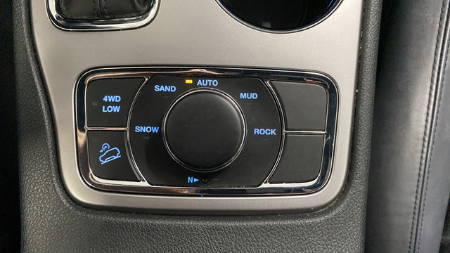 Used 2020 Jeep Grand Cherokee Laredo w/ Quick Order Package 2BN North AWD/4WD image 32