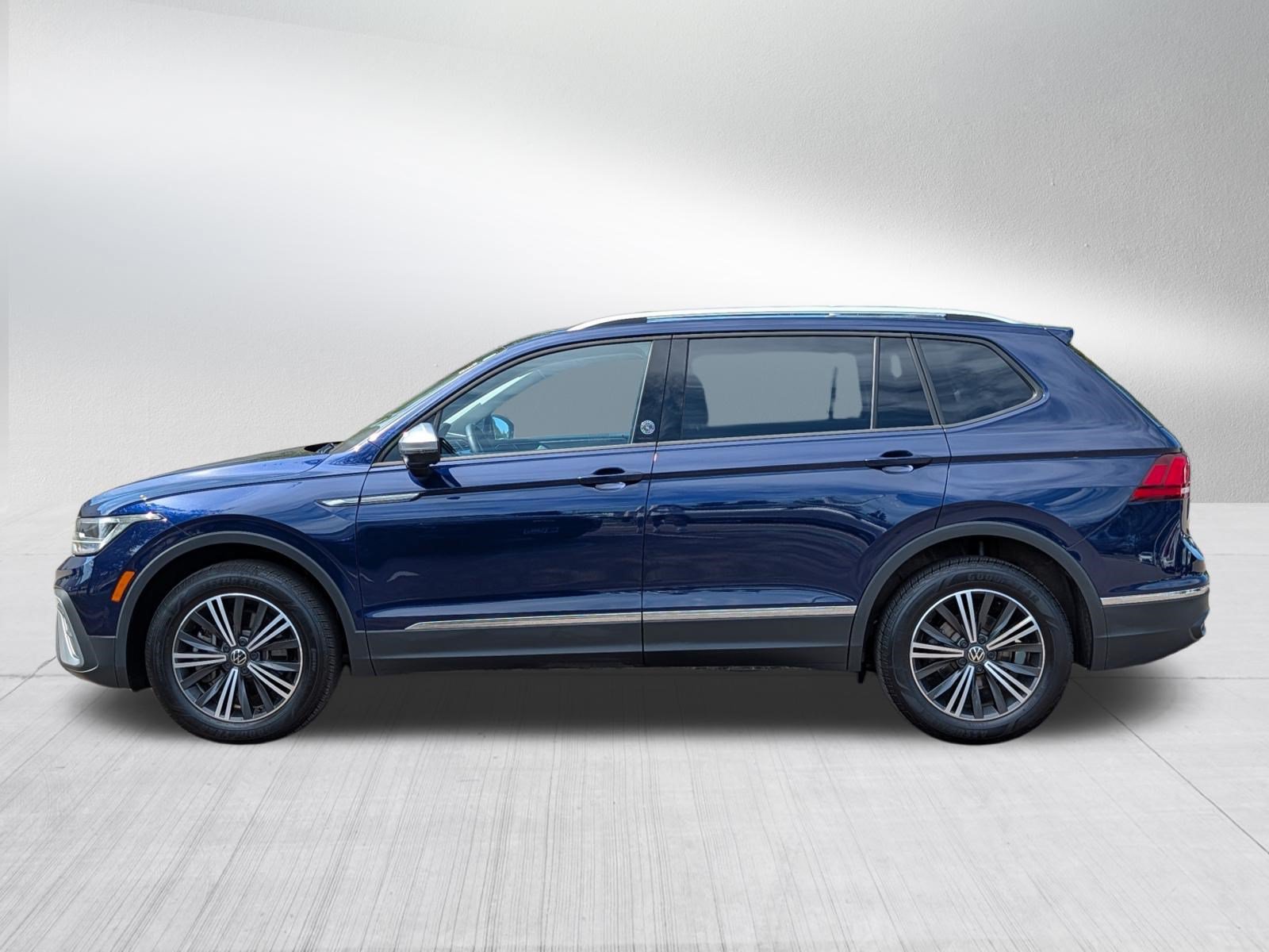 Certified 2024 Volkswagen Tiguan Wolfsburg Edition w/ Panoramic Sunroof Package AWD/4WD image 4