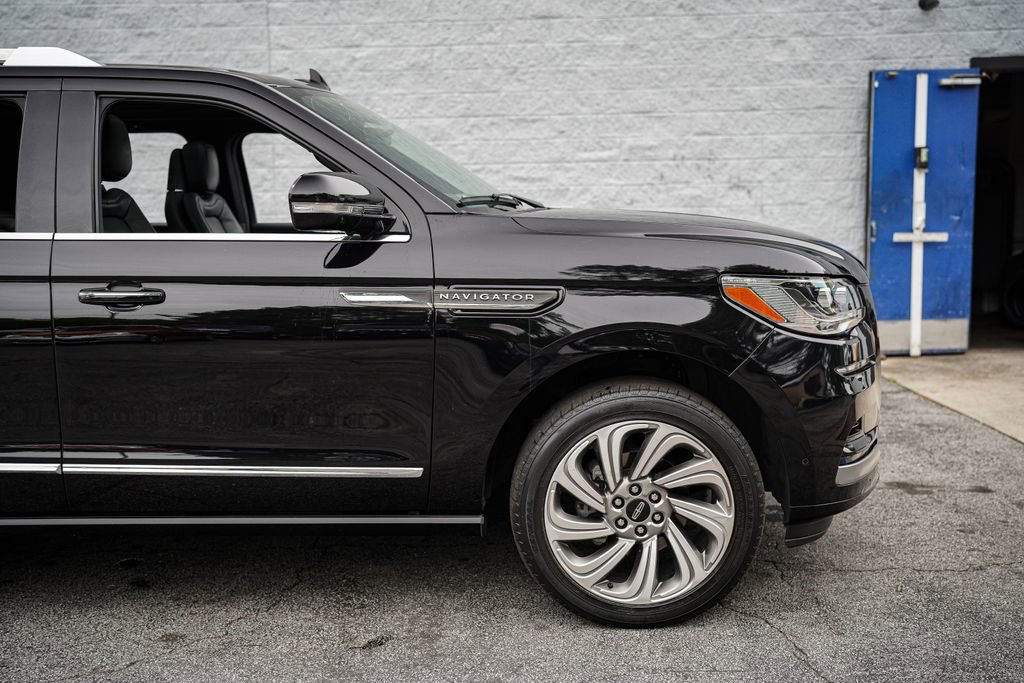 Used 2023 Lincoln Navigator Reserve RWD image 17