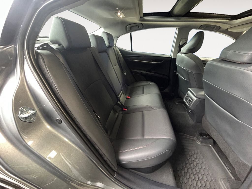 Used 2025 Toyota Camry XLE AWD/4WD image 12