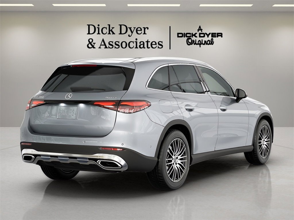 Used 2025 Mercedes-Benz GLC 300 4MATIC image 11