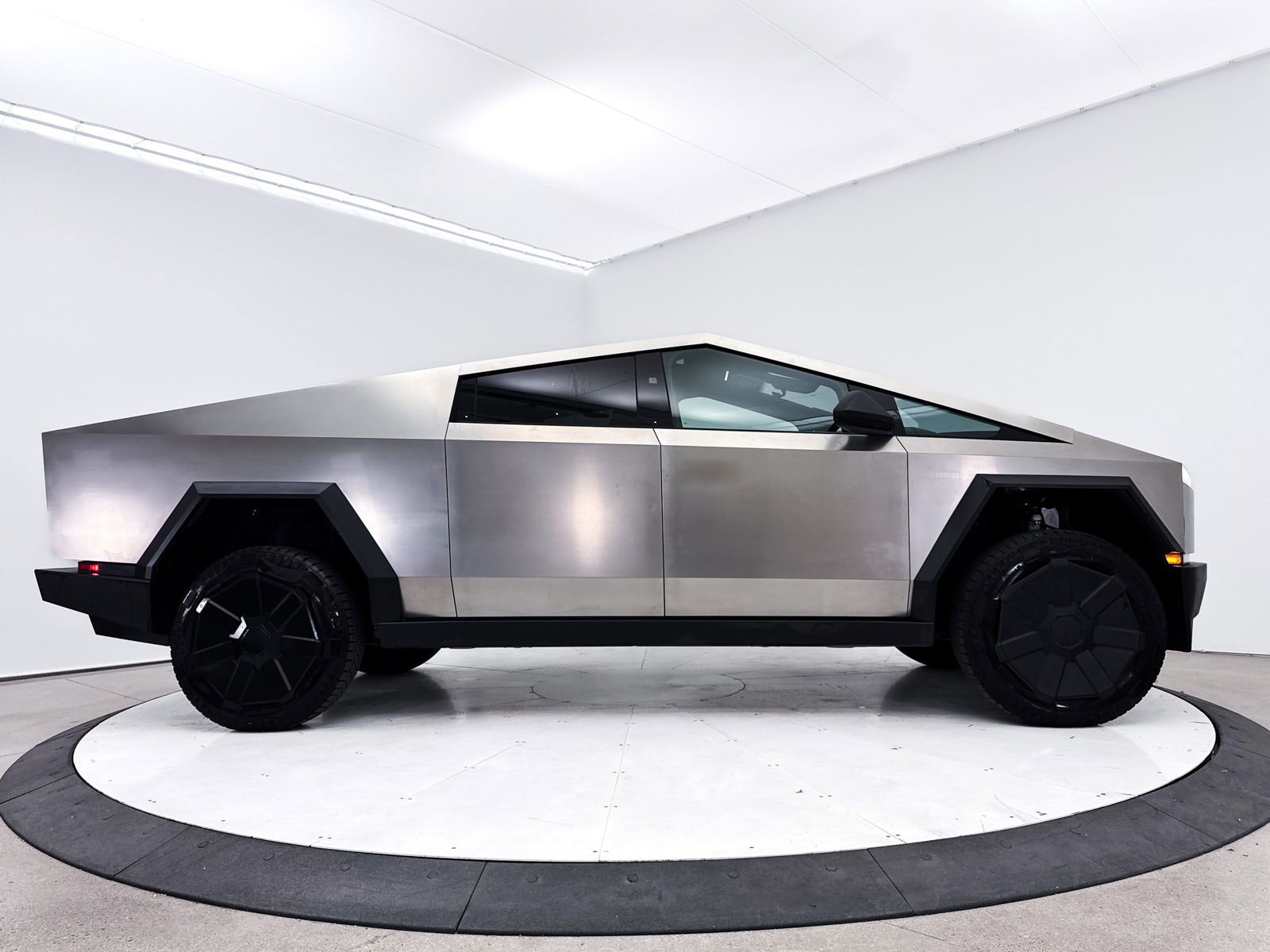 Used 2024 Tesla Cybertruck AWD Crew Cab image 44