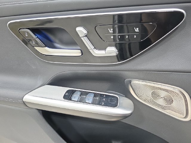 Used 2024 Mercedes-Benz GLC 300 4MATIC image 28