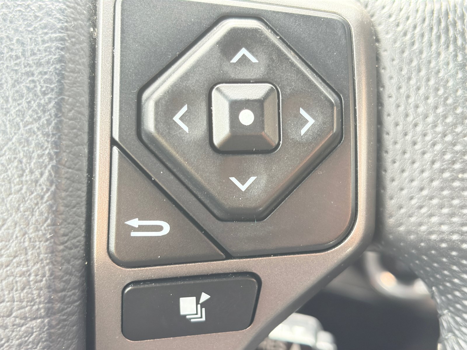 Used 2017 Toyota Tacoma Limited w/ Tow Package AWD/4WD image 18