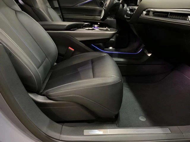 Used 2024 Cadillac Lyriq Sport RWD image 79