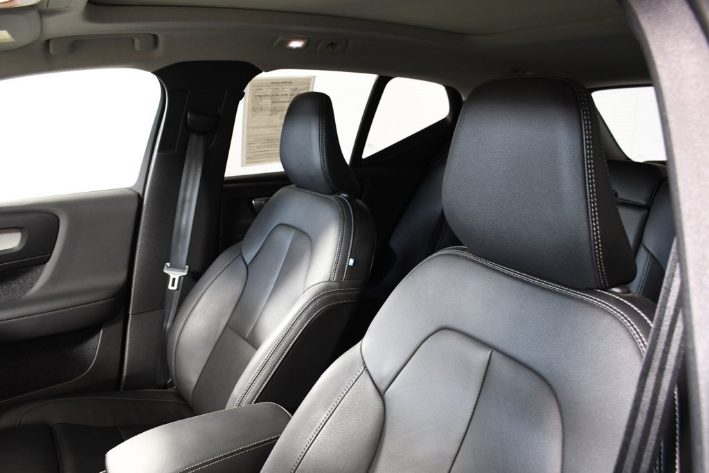 Used 2025 Volvo XC40 B5 Plus AWD/4WD image 17