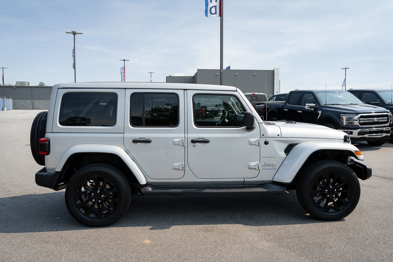 Used 2023 Jeep Wrangler Unlimited Sahara w/ Cold Weather Group image 11