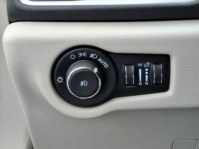 Used 2024 Chrysler Pacifica Touring-L image 19