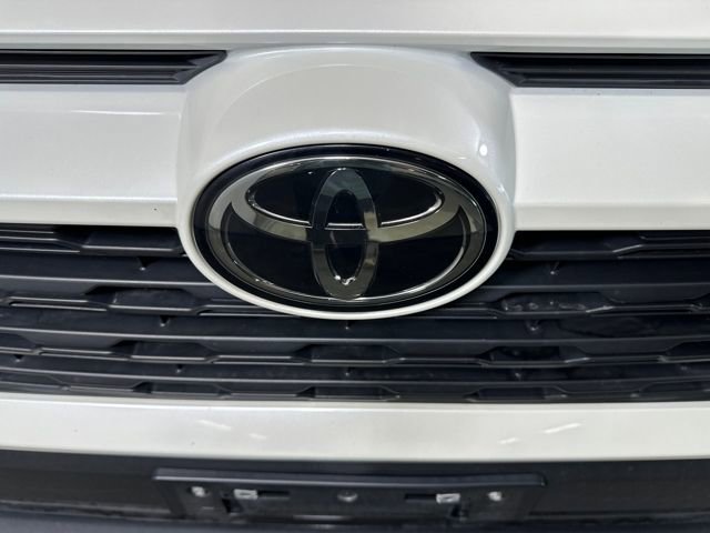 Used 2021 Toyota RAV4 XLE Premium image 9