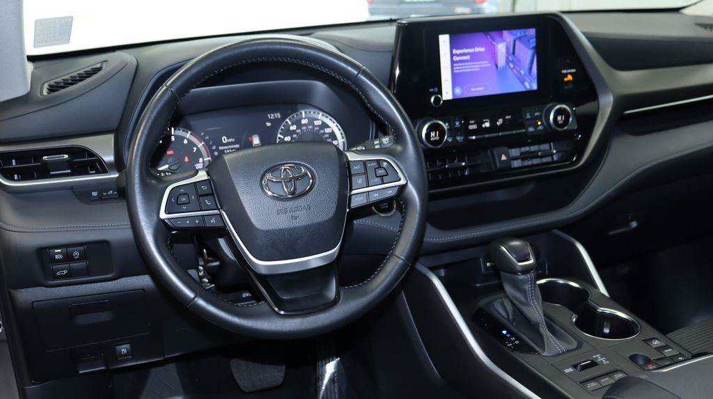 Used 2025 Toyota Highlander Limited AWD/4WD image 21