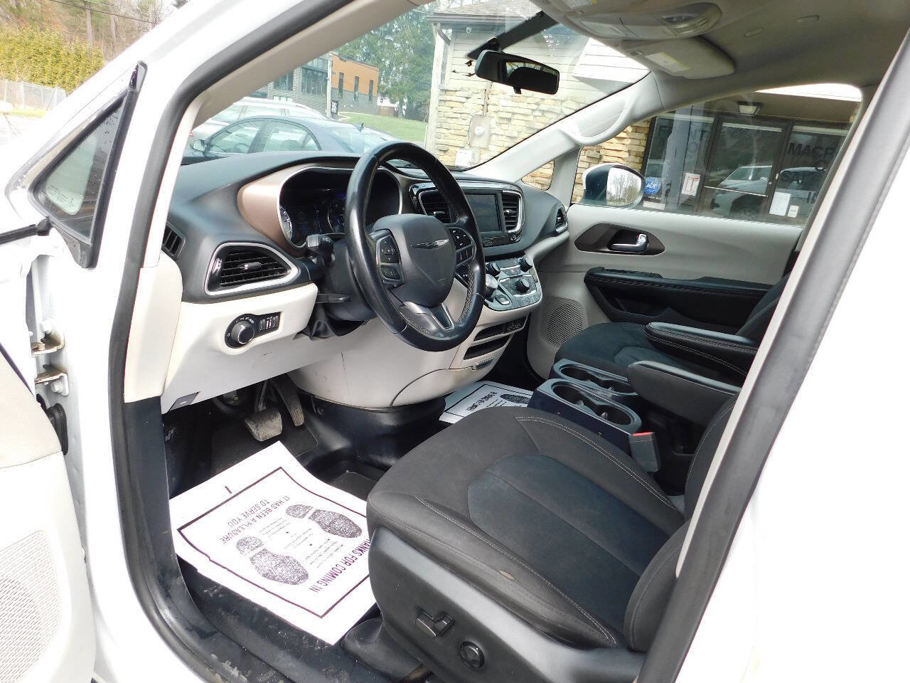 Used 2022 Chrysler Voyager LX image 27