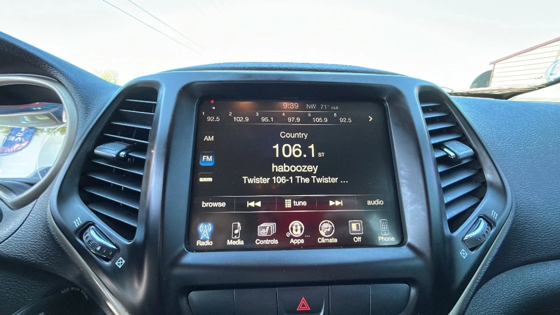 Used 2015 Jeep Cherokee Latitude w/ Cold Weather Group AWD/4WD image 19