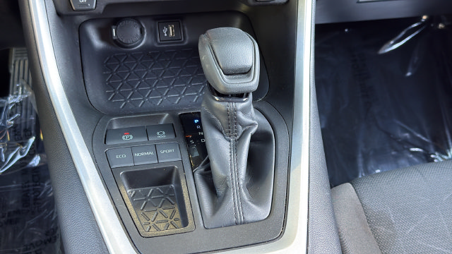 Used 2025 Toyota RAV4 XLE FWD image 22