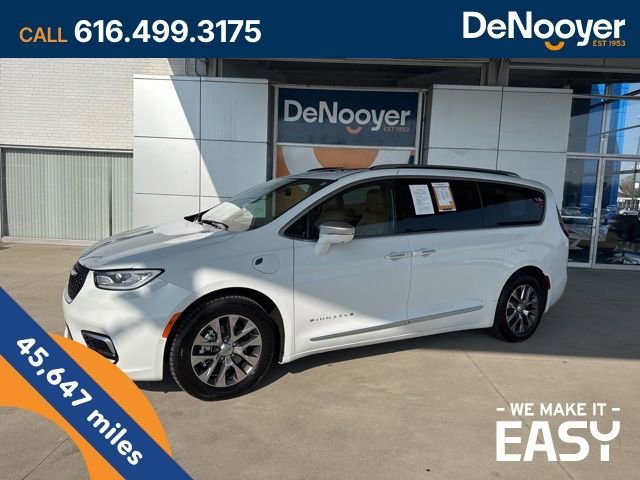 Used 2022 Chrysler Pacifica Pinnacle FWD image 1