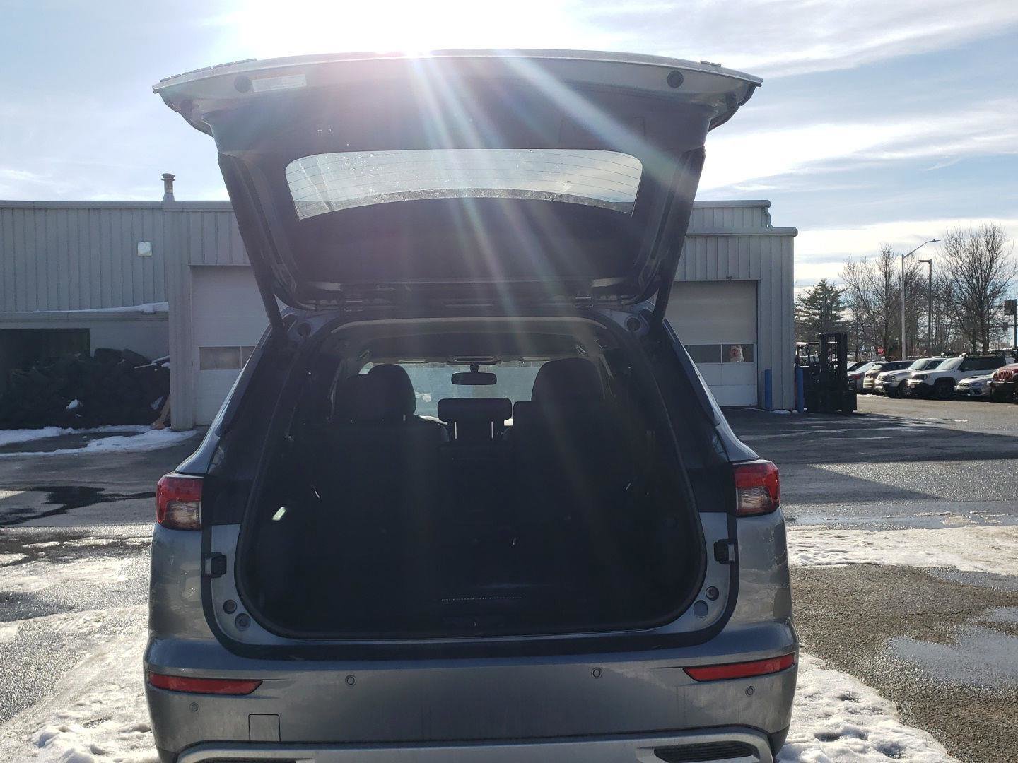 Used 2022 Mitsubishi Outlander SE image 11