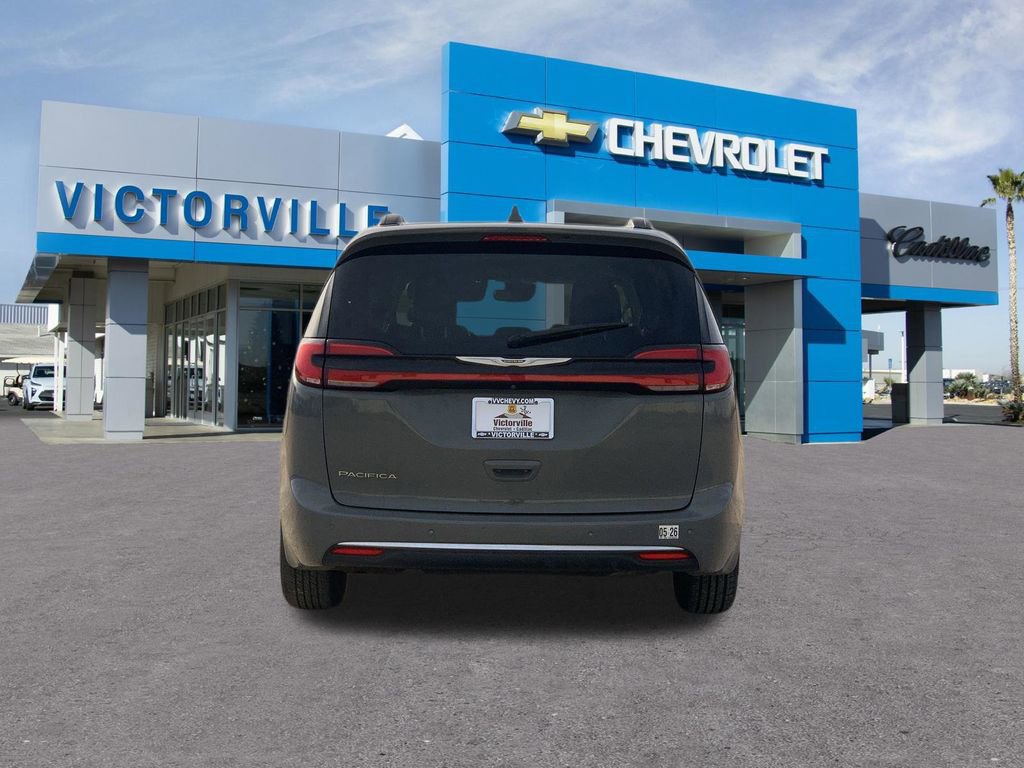 Used 2022 Chrysler Pacifica Touring-L image 5
