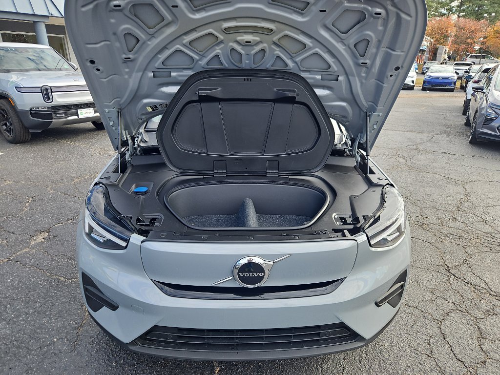 Used 2025 Volvo EX40 Core image 21