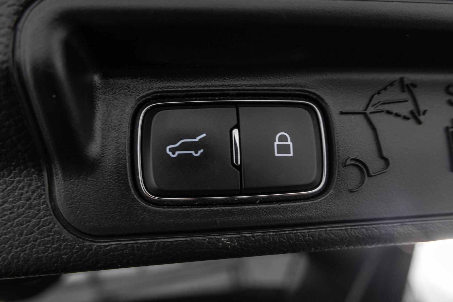 Used 2021 Ford Explorer XLT w/ Equipment Group 202A AWD/4WD image 40