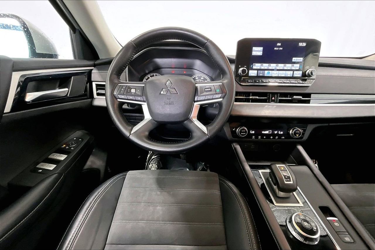 Used 2023 Mitsubishi Outlander SE image 4