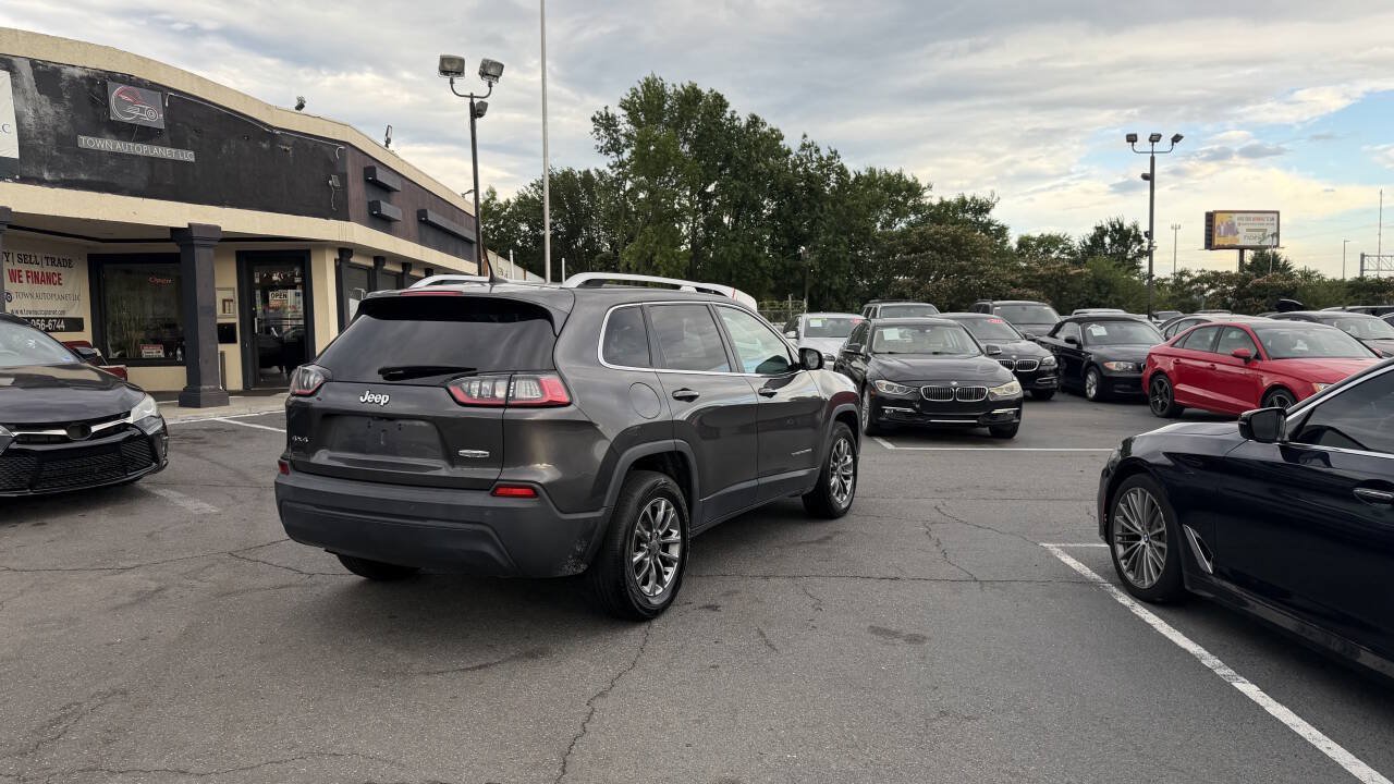 Used 2019 Jeep Cherokee Latitude Plus w/ Cold Weather Group AWD/4WD image 10