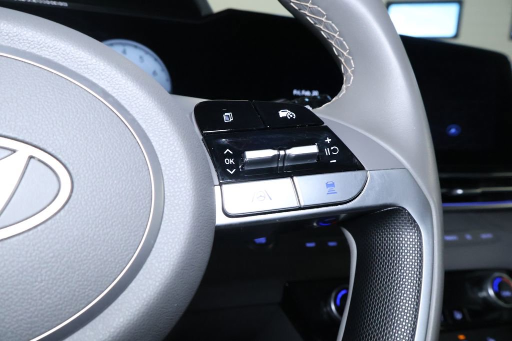 Used 2025 Hyundai Elantra SEL image 20