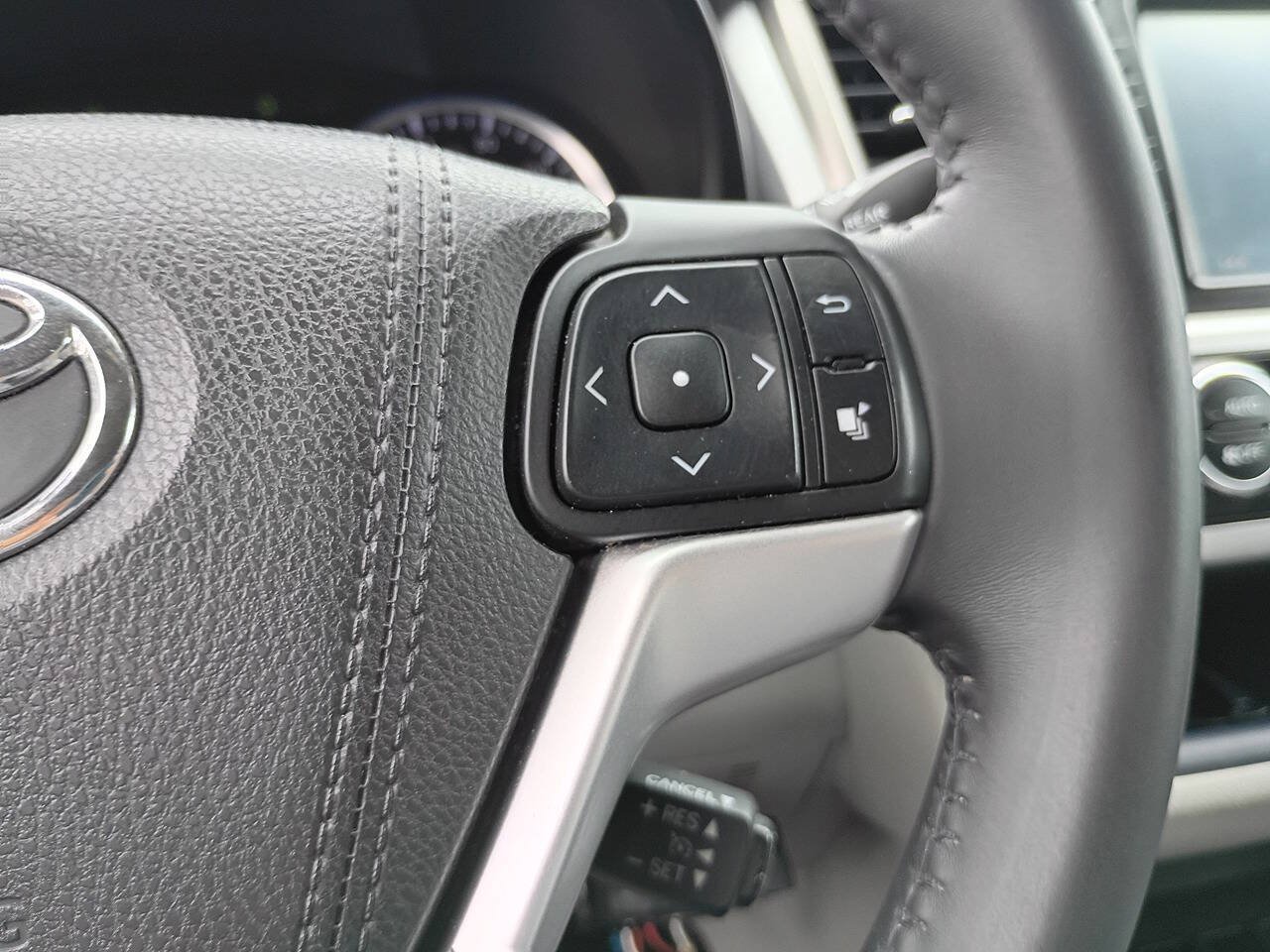 Used 2016 Toyota Highlander XLE AWD/4WD image 17