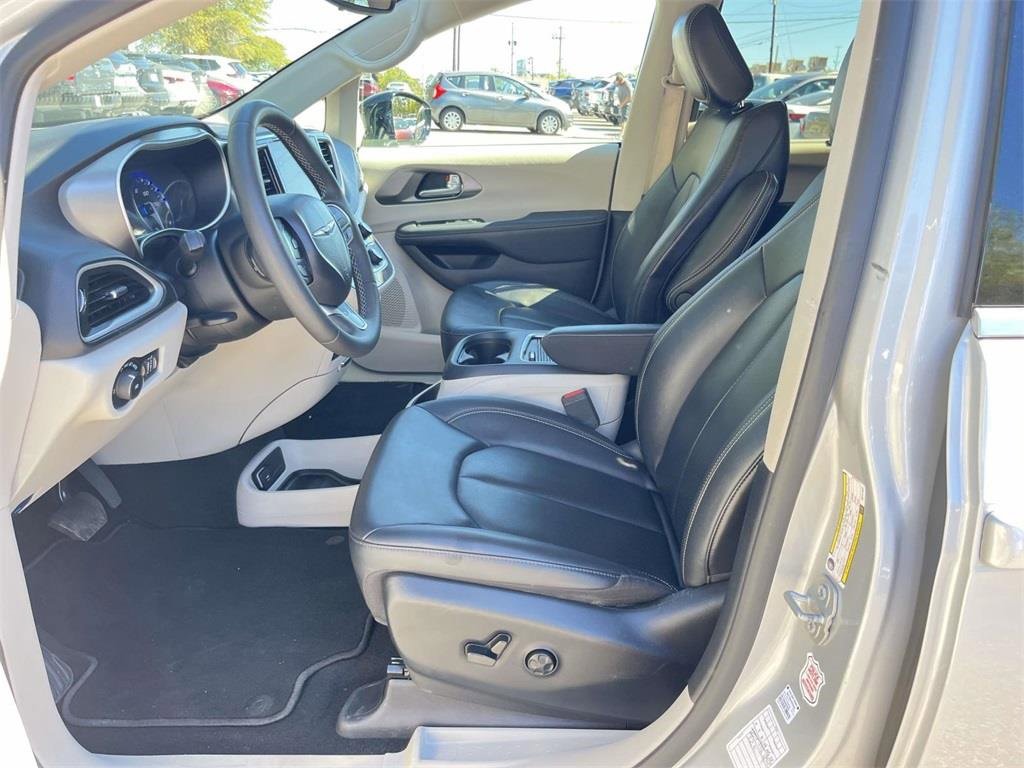Used 2024 Chrysler Pacifica Touring-L image 21