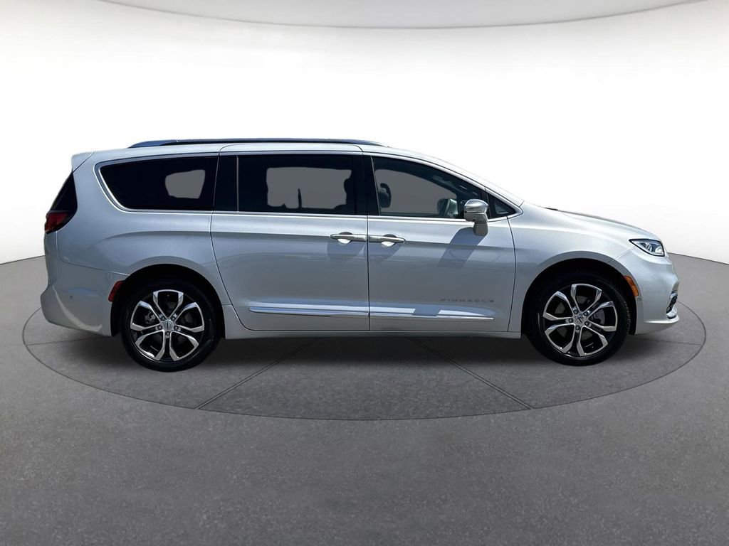 Used 2024 Chrysler Pacifica Pinnacle w/ Trailer Tow Group AWD/4WD image 7
