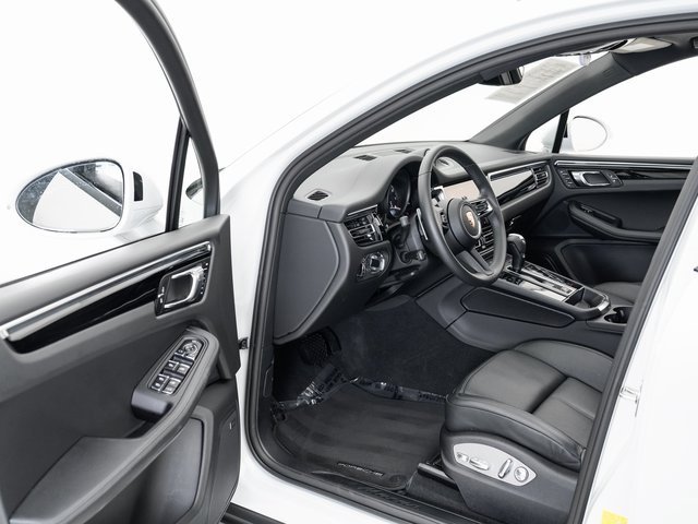Certified 2025 Porsche Macan image 7