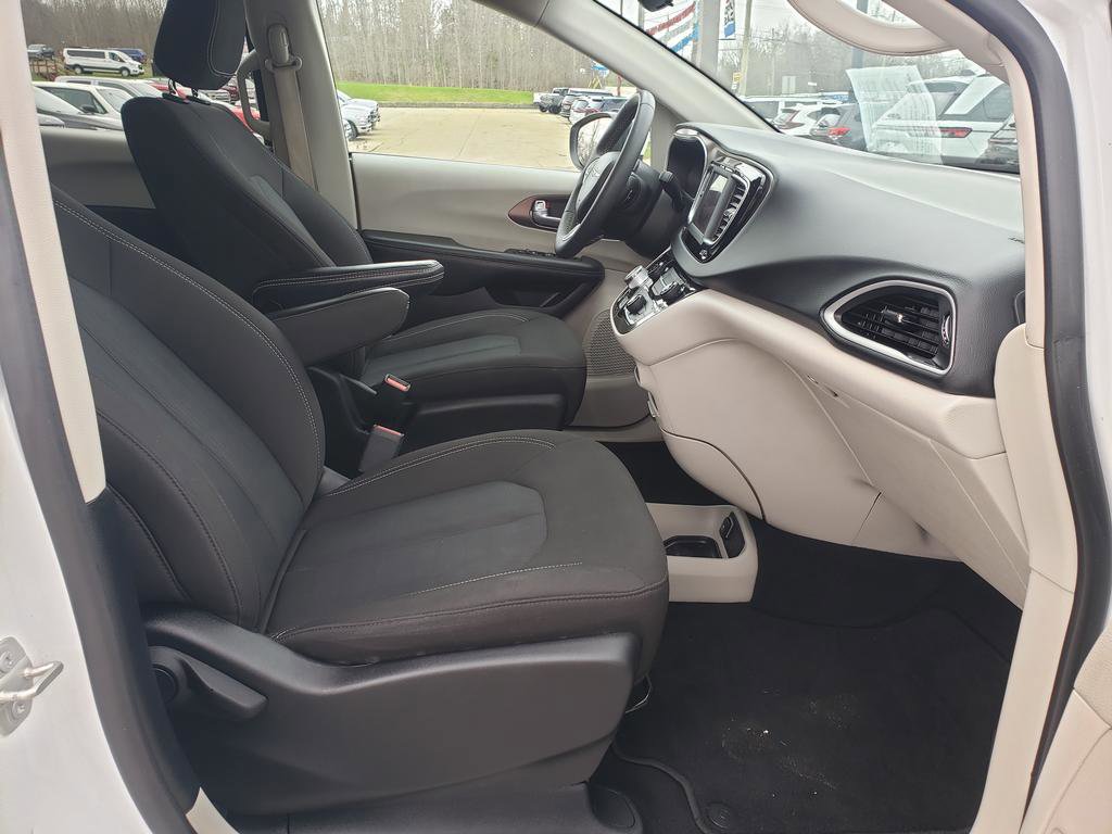 Used 2023 Chrysler Voyager LX image 16