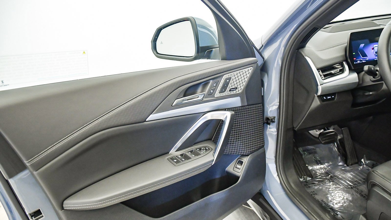 Used 2025 BMW X2 xDrive28i w/ Premium Package image 21