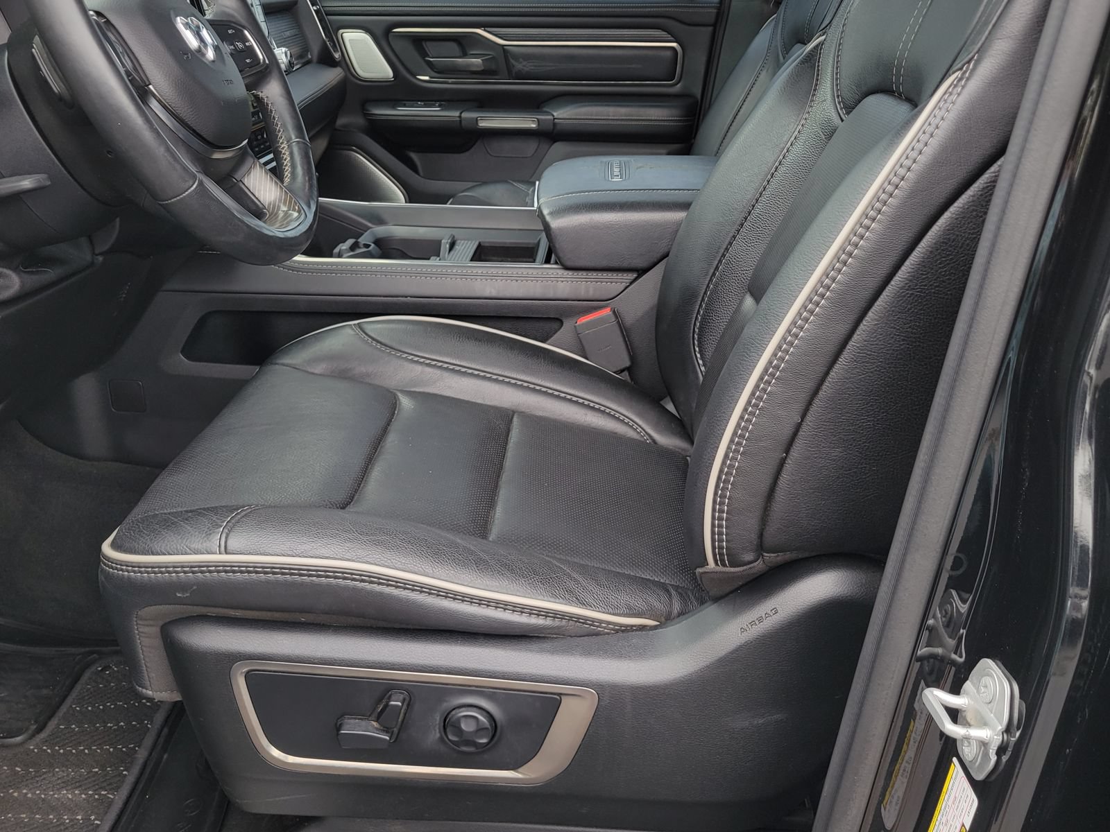 Used 2020 RAM 1500 Limited w/ Black Appearance Package AWD/4WD image 9