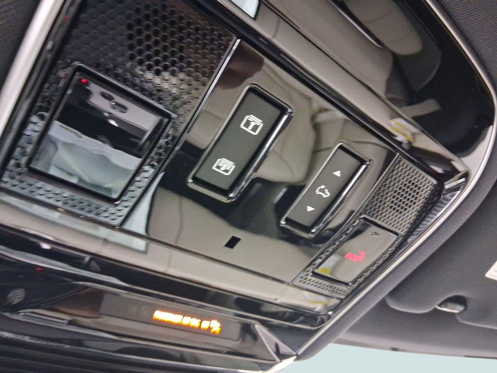 New 2026 Land Rover Range Rover SE image 17