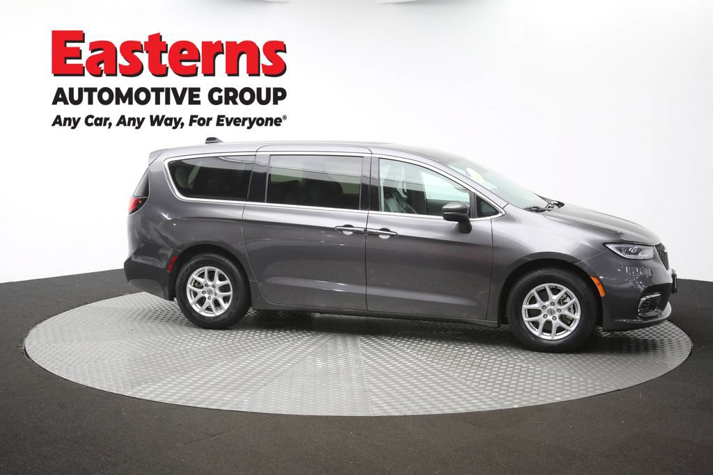 Used 2023 Chrysler Pacifica Touring-L FWD image 47