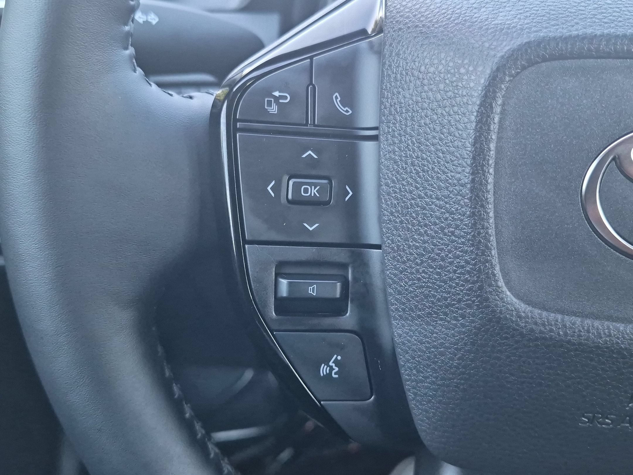 Used 2025 Toyota Prius XLE AWD/4WD image 14