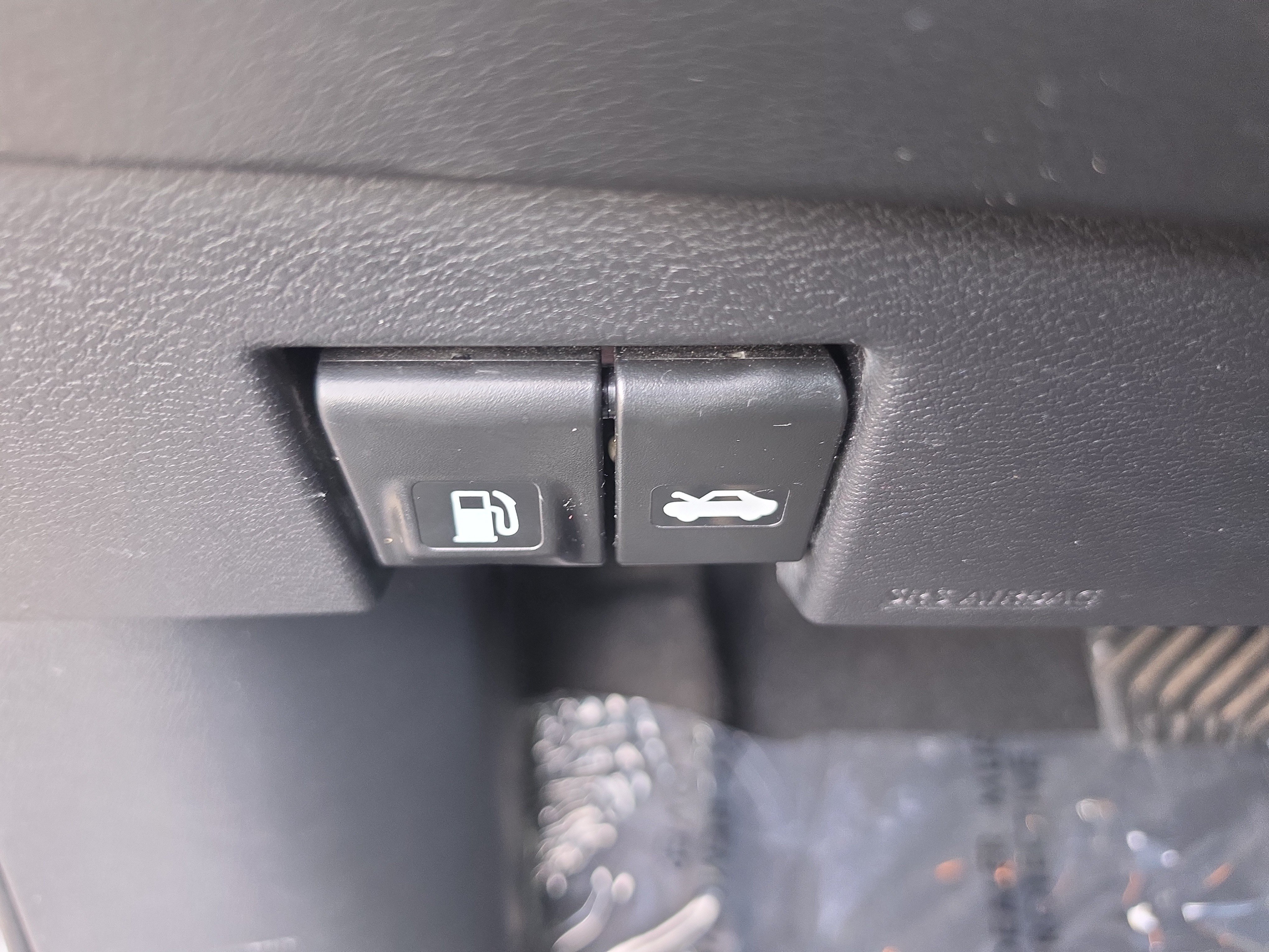 Used 2020 Nissan Versa SR FWD image 23