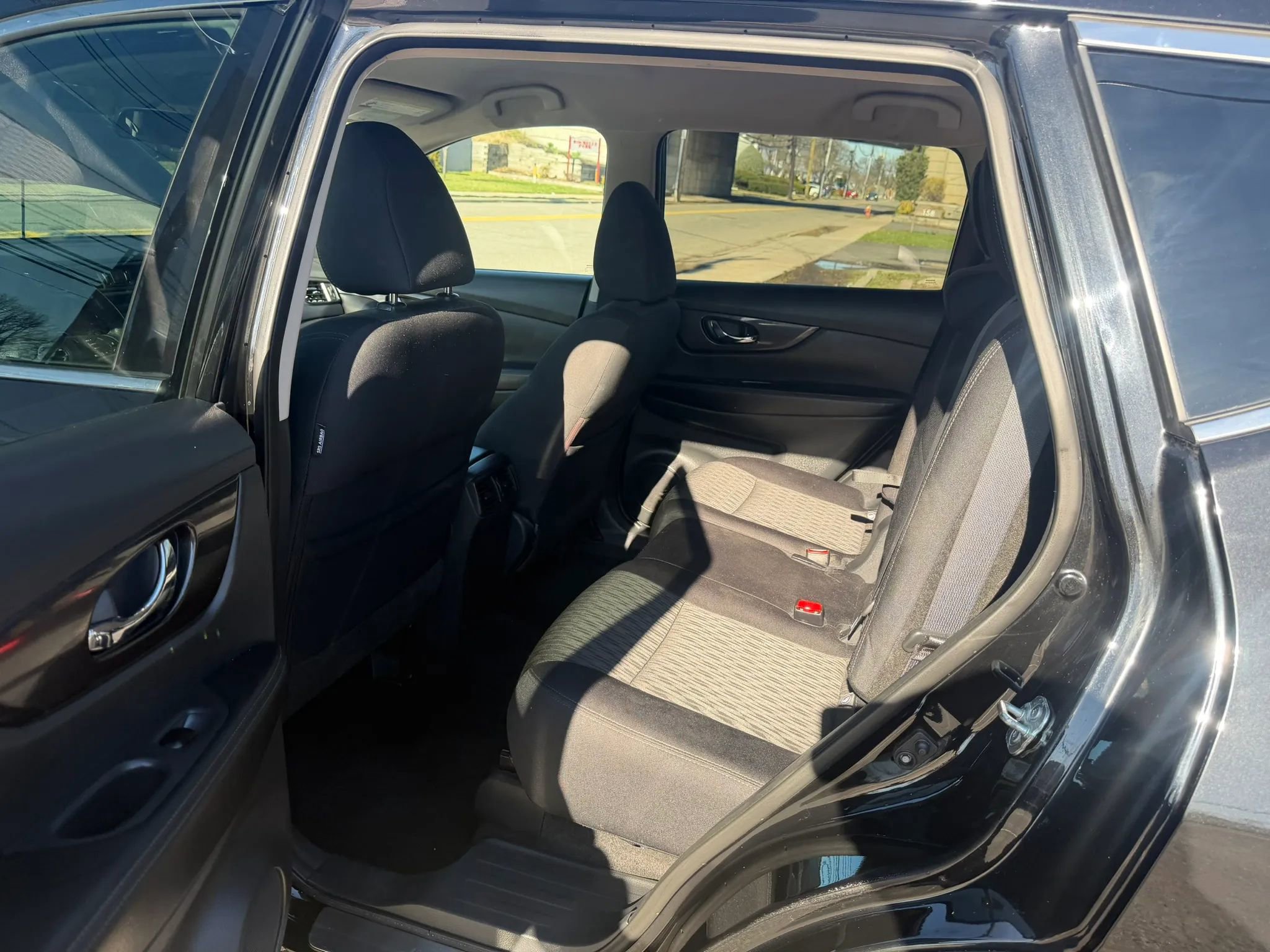 Used 2018 Nissan Rogue SV w/ Premium Package image 30