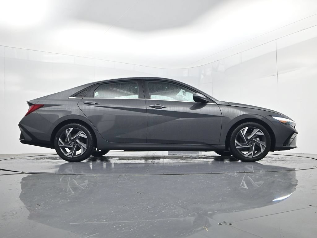 Used 2025 Hyundai Elantra SEL FWD image 48