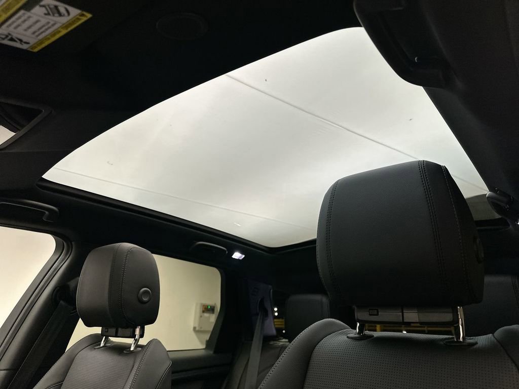 Used 2025 Land Rover Discovery Sport Dynamic SE image 9
