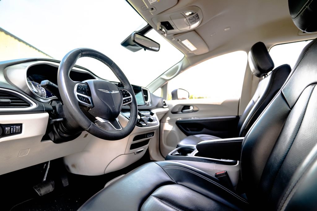 Used 2023 Chrysler Pacifica Touring-L FWD image 5
