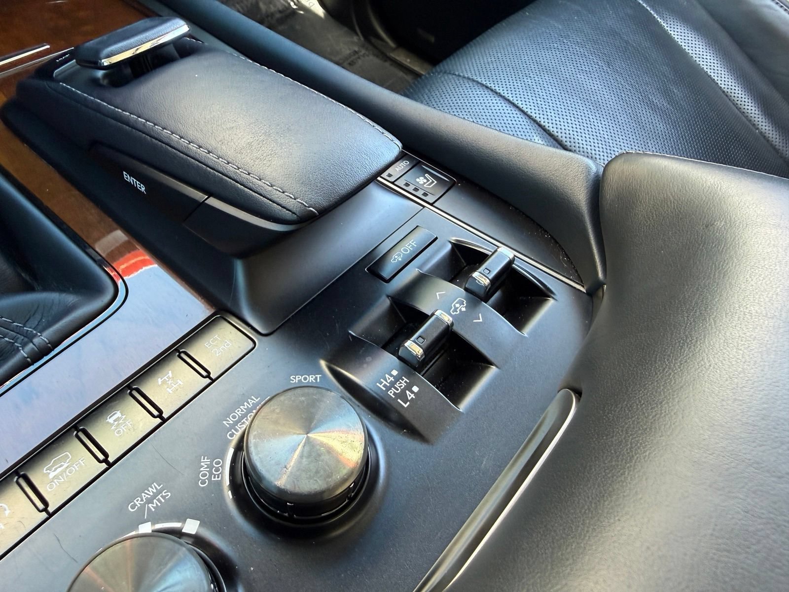 Used 2019 Lexus LX 570 4WD w/ Luxury Package image 23