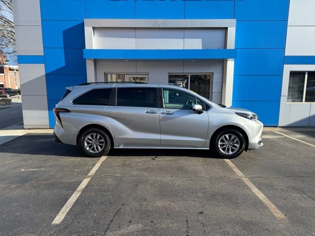 Used 2024 Toyota Sienna XLE image 4