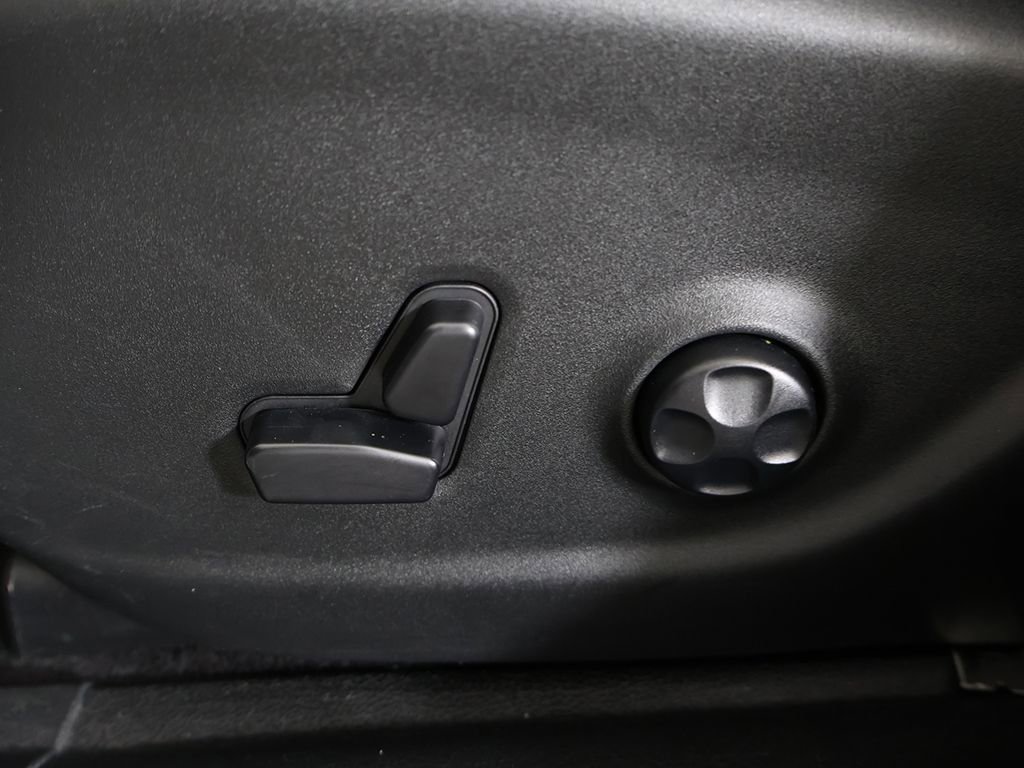 Used 2019 Jeep Cherokee Latitude Plus w/ Comfort/Convenience Group image 34