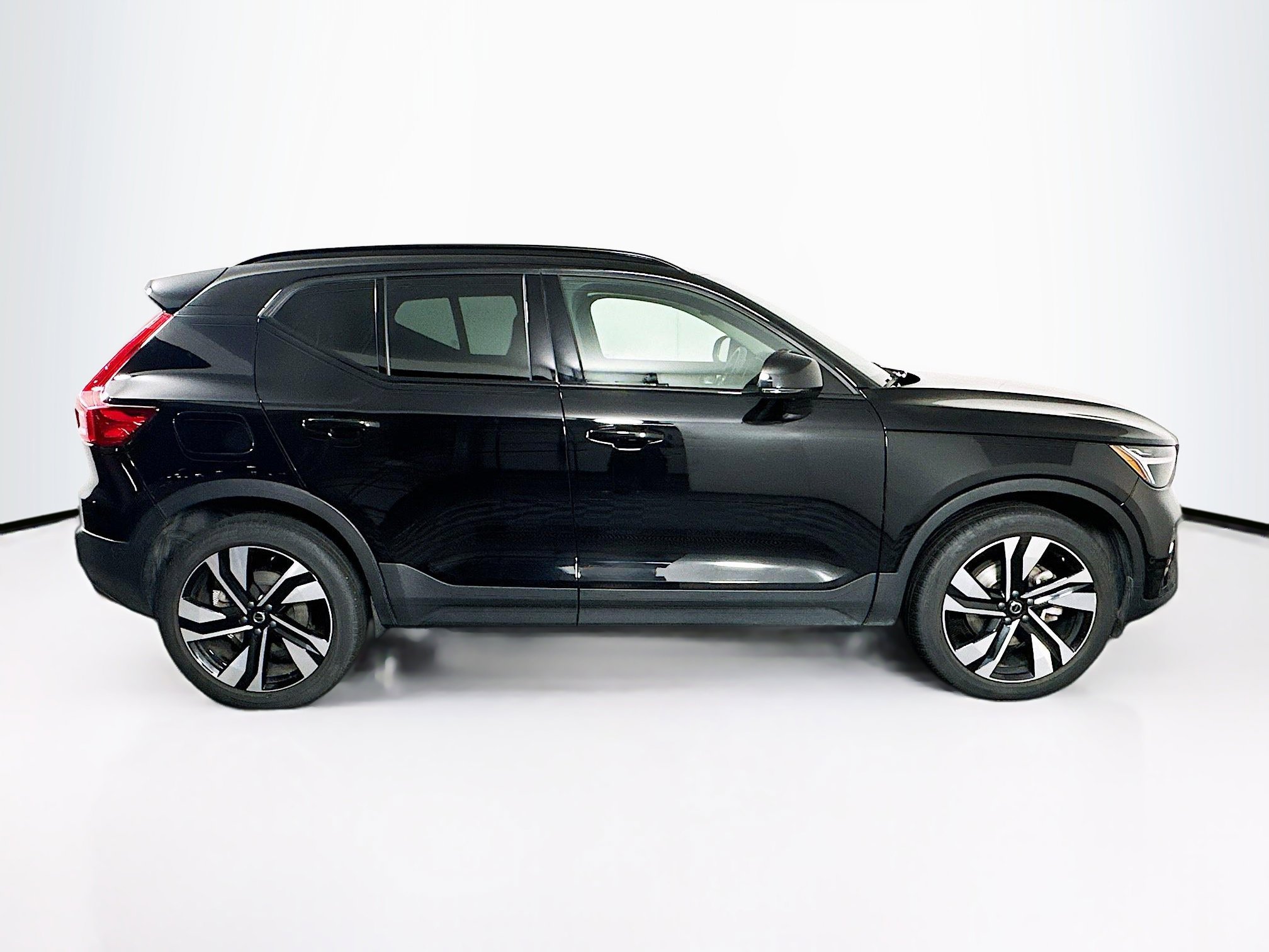 Used 2025 Volvo XC40 B5 Plus image 10