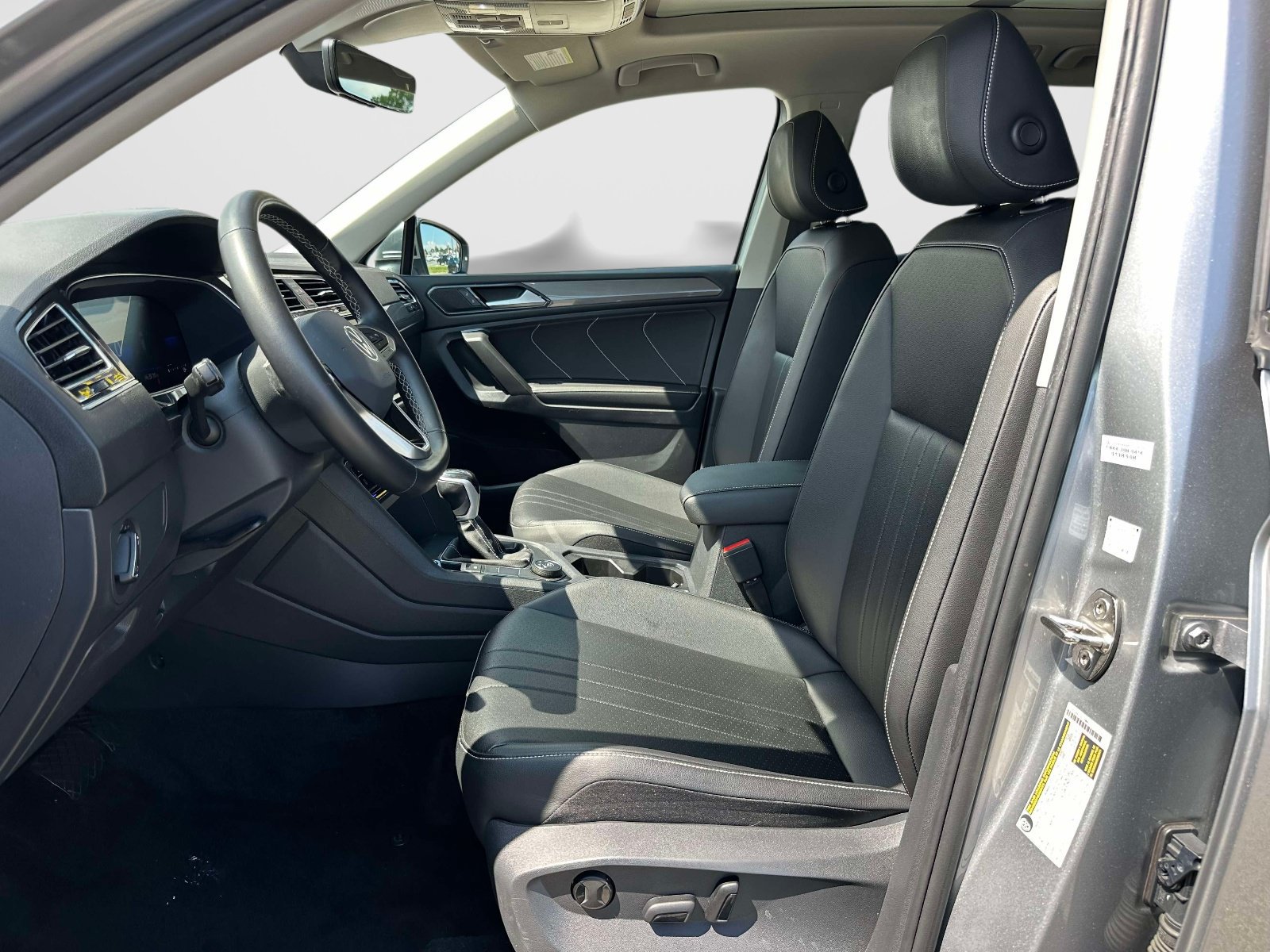 Certified 2023 Volkswagen Tiguan SE w/ Panoramic Sunroof Package AWD/4WD image 15