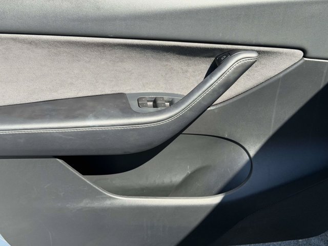 Used 2021 Tesla Model Y Long Range AWD/4WD image 17