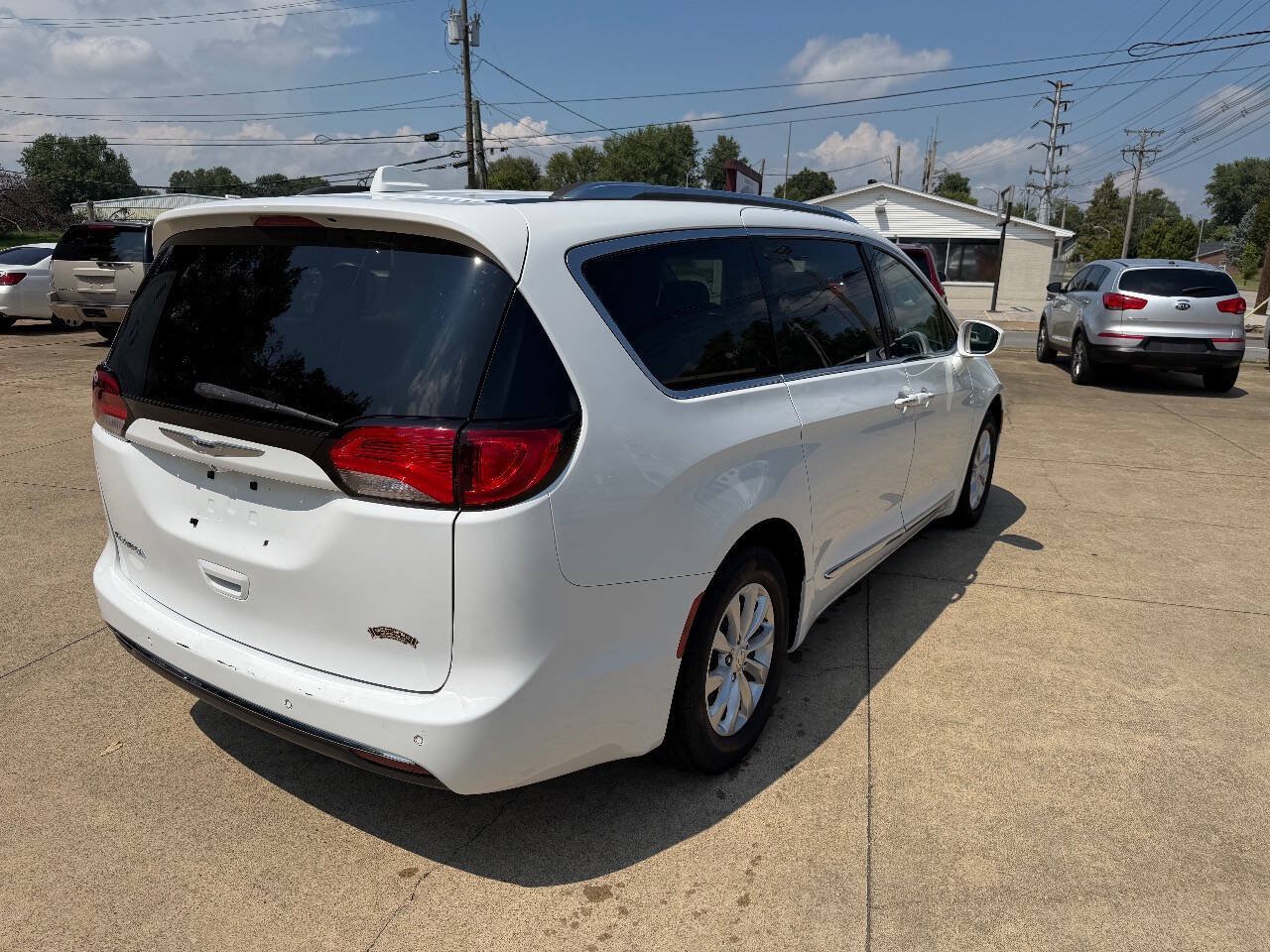 Used 2018 Chrysler Pacifica Touring-L FWD image 4