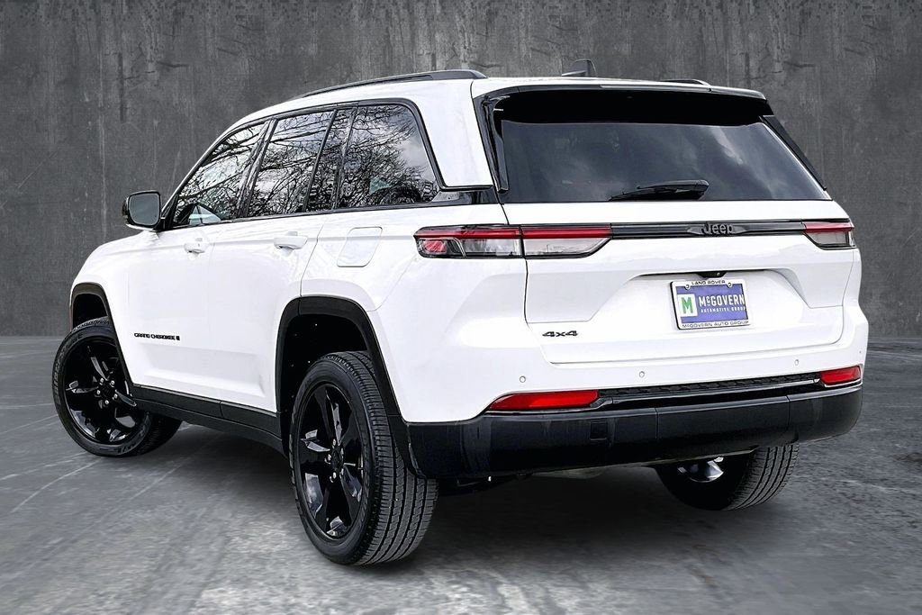 Used 2023 Jeep Grand Cherokee Altitude image 4
