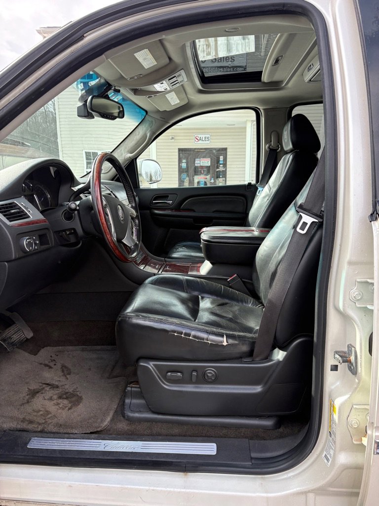 Used 2007 Cadillac Escalade LUXURY w/ Information Package AWD/4WD image 9