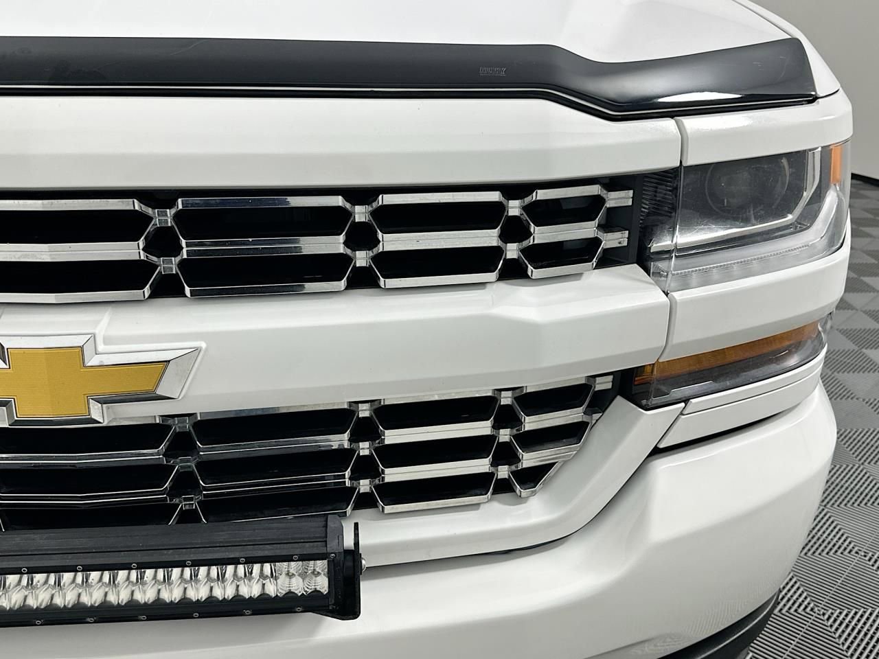 Used 2017 Chevrolet Silverado 1500 Custom w/ Custom Convenience Package AWD/4WD image 4